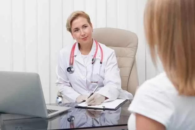 چطور بهترین دکتر رو برای درمان خودمون انتخاب کنیم؟ 4 ارتباط با دکتر