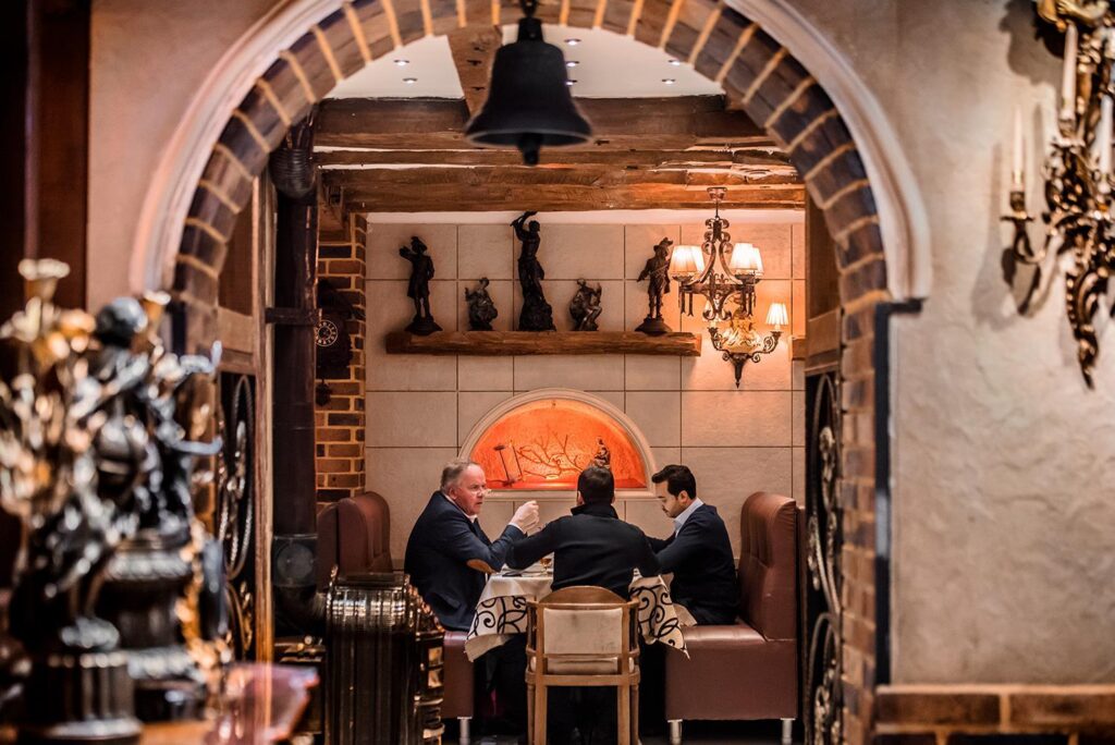 رستوران نایب در تهران: تاریخچه، شعب، منوی غذا، آدرس و نظرات مشتریان 3 رستوران نایب تهران