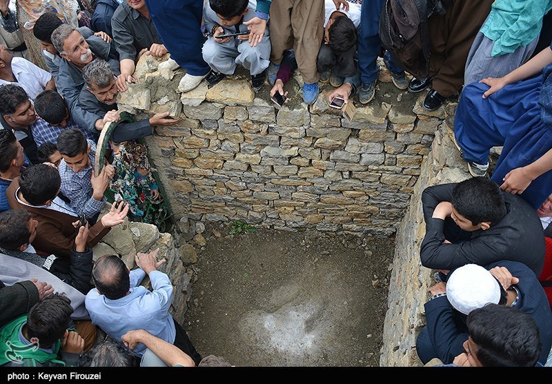 مراسم سنگ شکنی در کومسای