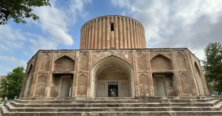 'قلعه خورشید کلات: راهنمای جامع سفر و اقامت' 2 قلعه خورشید کلات