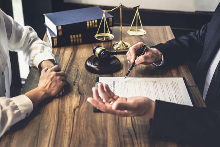 شکایت کیفری چیست و چگونه ثبت میشود؟ | راهنمای کامل و کاربردی 2 شکایت کیفری
