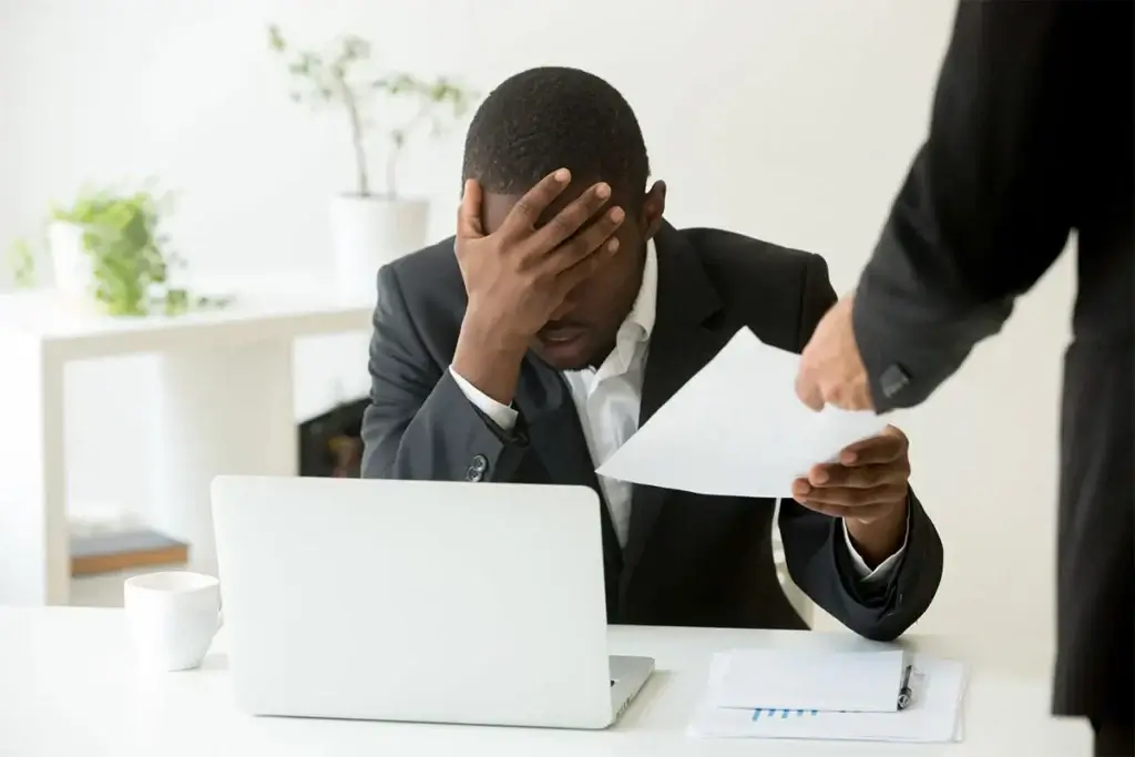 اخراج غیرقانونی کارگر چیست؟ | حقوق کارگر، مراحل شکایت و راهحل قانونی 1 اخراج کارگر
